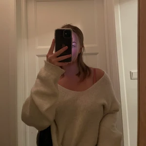 Så fin stickad blus - Osymmetrisk stickad blus från NAKD. superskönt material, lite oversised på mig som är lite mindre. Perfekt till hösten. Äggskalsvit