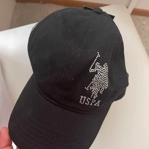 En svart justerbar polo keps. - En oanvänd svart polo keps.🤍Köparen står för frakten🤍