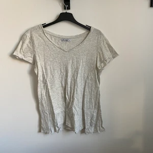 Vit T-shirt  - Enkel melerad (vit/grå) T-shirt i strl M. 