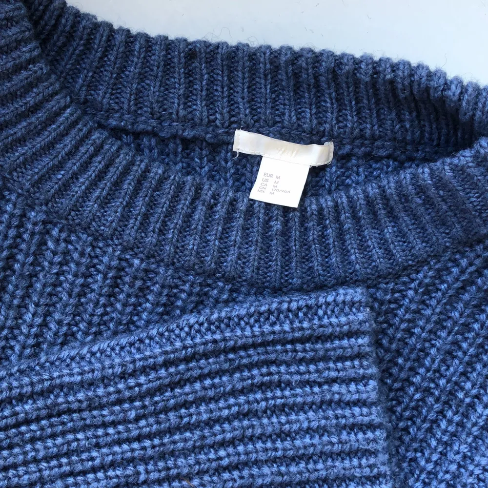 Säljer denna blå stickade från H&M med vida ärmar! Perfekt för hösten! I köpt i affär för ca 1-2 år sedan, använd fåtal gånger! 💙 Jag är ofta en medium i sådan S tröjor och är 1,68 lång för referens i armlängd!. Stickat.