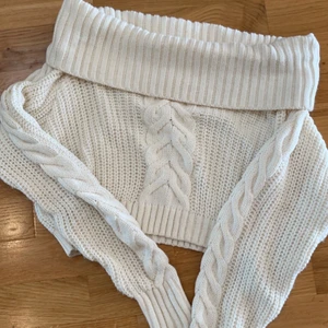  STICKAD OFF-SHOULDER  - Fint stickad croppad vit off-shoulder top. Storlek Small 