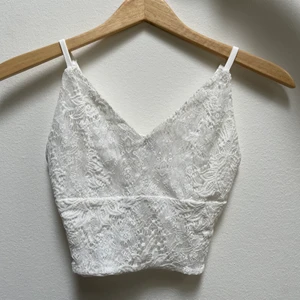 Vit spetstopp - Säljer denna vita spetstoppen, endast använd 2 gånger🌼🌼 