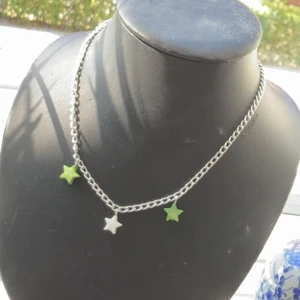  Stjärnhalsband  - Ett fint halsband med gröna och vita sthärnor på, kostar 25kr+11kr frakt, om du köper får du lite kristaller på köpet. Man kan inte välja vilka/vilken kristall man får<3