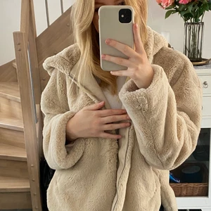 Jacka - JÄTTE gosig jacka från zara som jag köpte för 2 år sen som bara legat i garderoben. Aldrig använd och precis som ny💞det är bara att fråga om det skulle vara några frågor💞💞