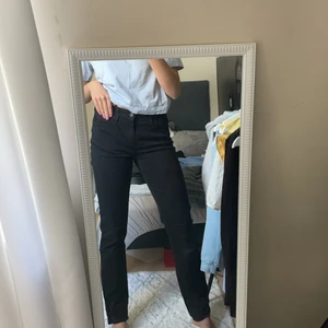 Levi’s jeans svarta strl 28 - Svarta classic rise levi’s jeans, bra skick använda få gånger, lite större i midjan vilket gör dem lågmidjade och sitter väldigt fint både bak och fram! Skulle säga att dem sitter som ett par straight leg med låg midja 