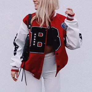 Collage jacka - Säljer min skot snygga jacka❤️ som ny bara andvänd ett fåtal gånger. Perfekt till hösten . Buda!! Köpt dyrt 