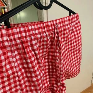 Ett set med shorts och linne - Ett set med ett par shorts och linne. Linnet är croppat. Storlek S. Går att köpas separat