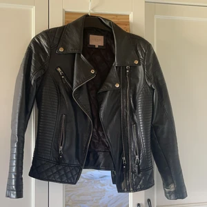 Skinnjacka  - Säljer denna svarta skinnjacka då den är förliten. Storleken är 36. 