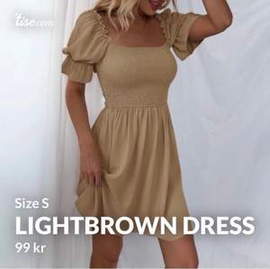 Skit fin ljusbrun klänning från shein. Aldrig använt den och vill sälja den vidare för billigare pris! Är i nytt skick och har jätte bra kvalitet❤️ Frakt 62kr!!