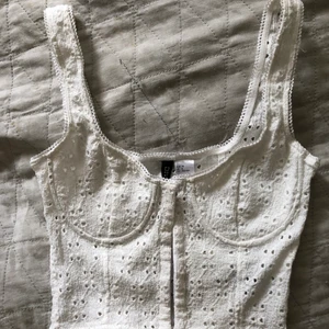 vit korsett topp - vit korsett liknande topp från hm strl 36, för liten för mig så aldrig använd!