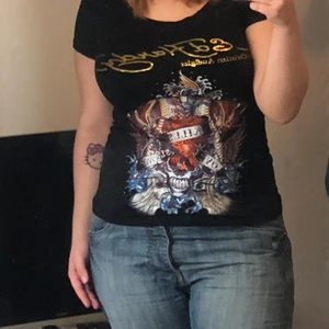 ed hardy tisha - så snygg ed hardy tisha i bra skick! ganska tunn o stretchig bomull, väldigt bekväm o ha på sig.. med många stenar kvar på. kvinnostorlek M