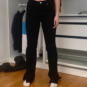 Svarta jeans med slits - Från zara (använt några fåtal gånger) storlek 40 men känns mindre för att de är så tighta