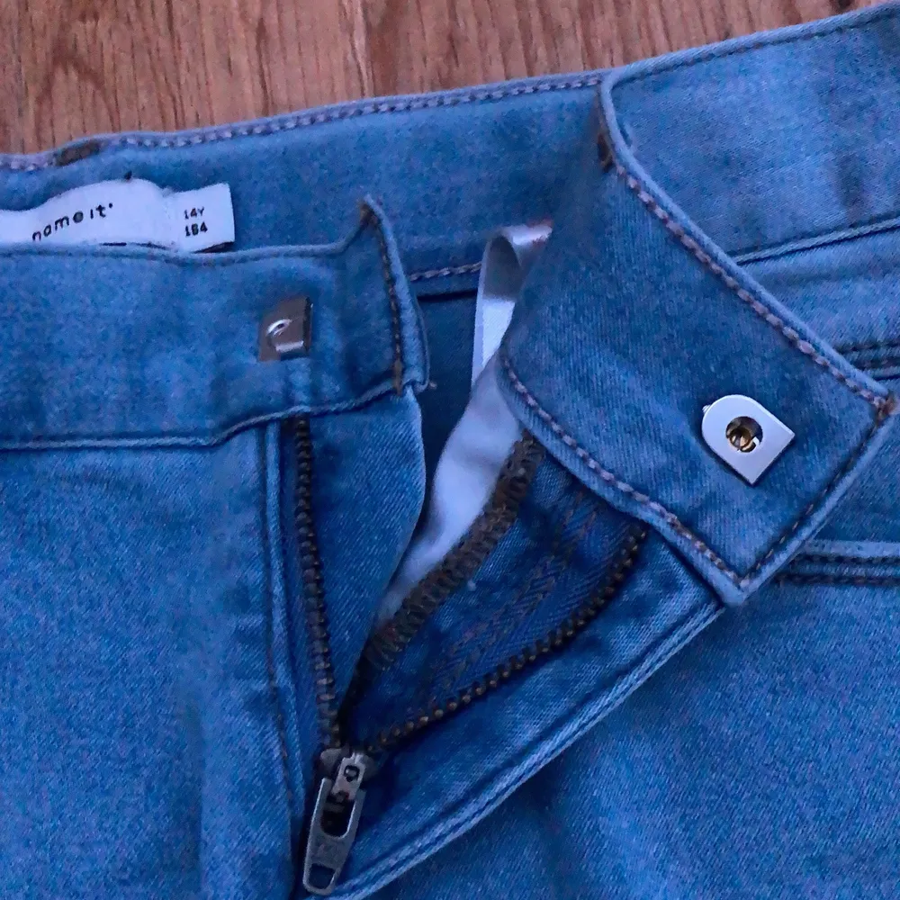 Blåa shorts som har uppvikta kanter. Dom är ifrån Kappahl. Storlek:164. Rätt så bra skick,fina,säljer pågrund av inte användning.. Shorts.