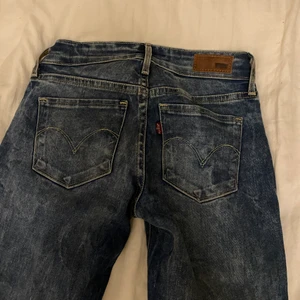 Levis jeans  - Levis jeans knappt använda bra skick! XS/XXS säljer eftersom dom inte passar längre. Lowrise                                                                          sista bilden är lånad av en annan tjej på plick