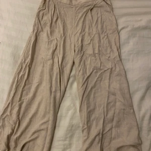 Linnebyxor  - Linnebyxor sitter som M använda 1 gång bra skick. Stretch i midjan. 