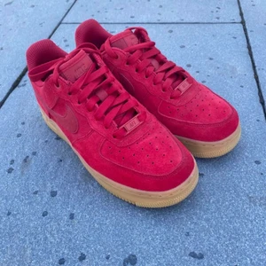 Nike Air Force Mocka Röda  - Nike Air Force Mocka Röd. Storlek 37,5! Bra skick på skorna endast använda 1 gång! Frakt tillkommer :)