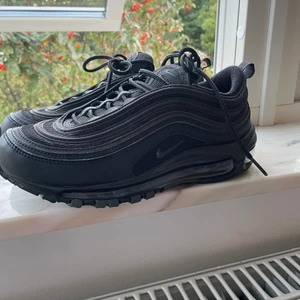 Nike air max 97 - Nike air max 97or, i riktigt bra skick, man ser knappt tecken på användning. Strlk 40. Ordinarie pris ligger runt 1.5k men tänker att jag säljer dom för runt 600kr. Säljer då de inte riktigt känns som min stil längre:).