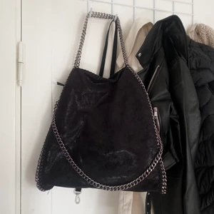 VÄSKA - Jättefin och trendig Stella McCartney liknade väska💘               Ser ut som nyskick men den har används välvårdat av mig 💘 Den är rymlig och med innerfack, den går att stängas med en dragkedja. Det är lite skimrande material men det är bara jättefint!!  💘💘 budgivningen slutar 3/9 klockan 17🌸 
