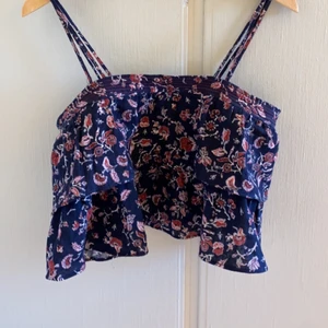 Volangtröja - Säljer denna superfina volangtröja då jag råka köpa två, superfin verkligen! Storlek M och längden är till magen💕 jag står för frakten💕