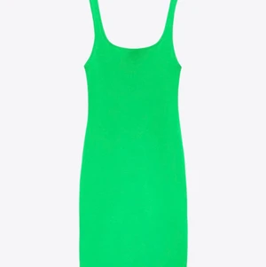 Grön klänning Zara - Storlek: S, köpt för ca 1 år sen, finns likadan kvar hos Zara men inte i denna gröna. Bilderna från hemsidan är en mer neon grön färg, klänning är militär grön som på sista bilden. Figurnära klänning. Frakten ingår inte i priset! 45kr frakt 69kr om spårbart