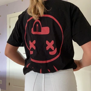 T-shirt med tryck - Svin cool T-shirt från The cool elephant. Knappt använd. Oversized i storleken! 