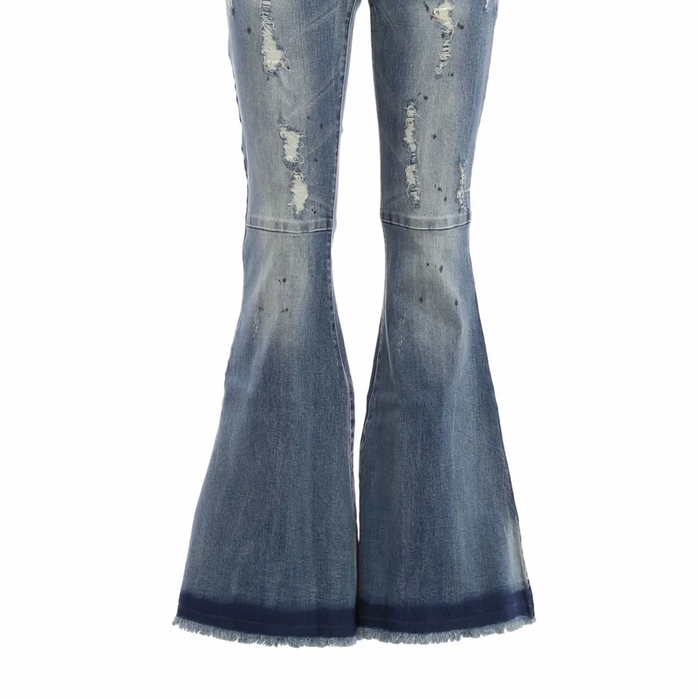 Säljer dessa supersnygga ”extreme flare” jeansen från one teaspoon i nyskick! Inköpta för 2000kr och använda 2gr :) Passar Xs-S. Jeans & Byxor.