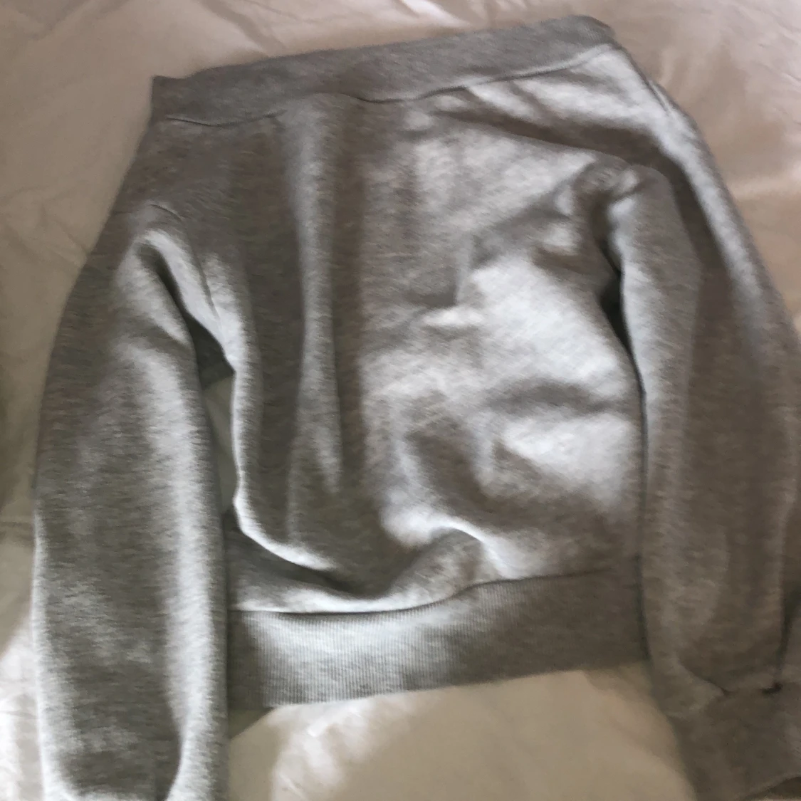 Mysig off-shouldet sweater i grå  - 90
