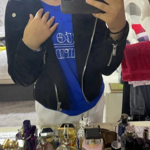 Så fin jacka i svart mocha  - Så fin vintage jacka som är helt slutsåld nu i hm. I svart mocha och passar nästan allt:) pris kan diskuteras 