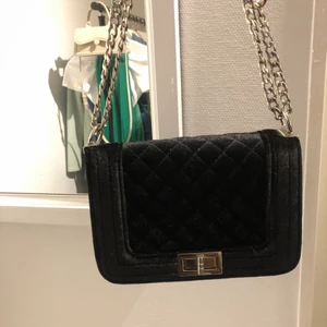 Svart sammet väska - Så fin sammet väska med silver kedja. Aldrig använd, kan mötas upp och frakta!!☺️
