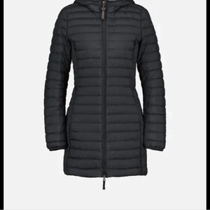 Parajumper Irene - Jätte fin jacka storlek S använd 1 vinter fint skick men skulle behöva 1 kemtvätt. Kan diskuteras pris!