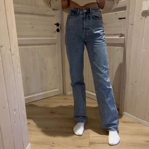 Regular Wide Jeans - Ett par svinsnygga jeans från Bikbok💙 Jag säljer jeansen då de tyvärr inte kommer till användning längre! De är däremot i väldigt bra skick. Skriv till mig privat om ni är intresserade! Kom gärna med prisförslag. nypris: 599kr
