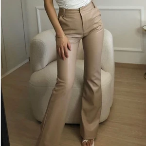 Skinnbyxor - Skinnbyxor i fusklädet i en beige färg. Perfekta nu inför hösten/vintern då de är varma. Endast testade! Nypris: 499kr (Frakten ingår i priset)