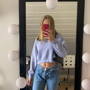 Sweatshirt - En kortare lila sweatshirt ifrån zara i stl S💜 Använd ett fåtal gånger, den har lite noppror men det syns knappt! Kontakta mig vid intresse