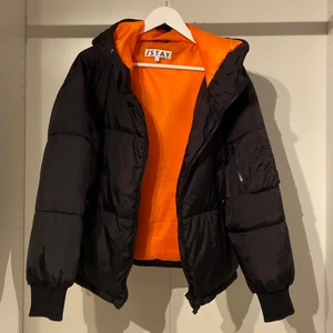 Fodrad svart/orange jacka  - Tjock fodrad jacka från Carlings med orange insida. Varm och skön till hösten! flera fickor.