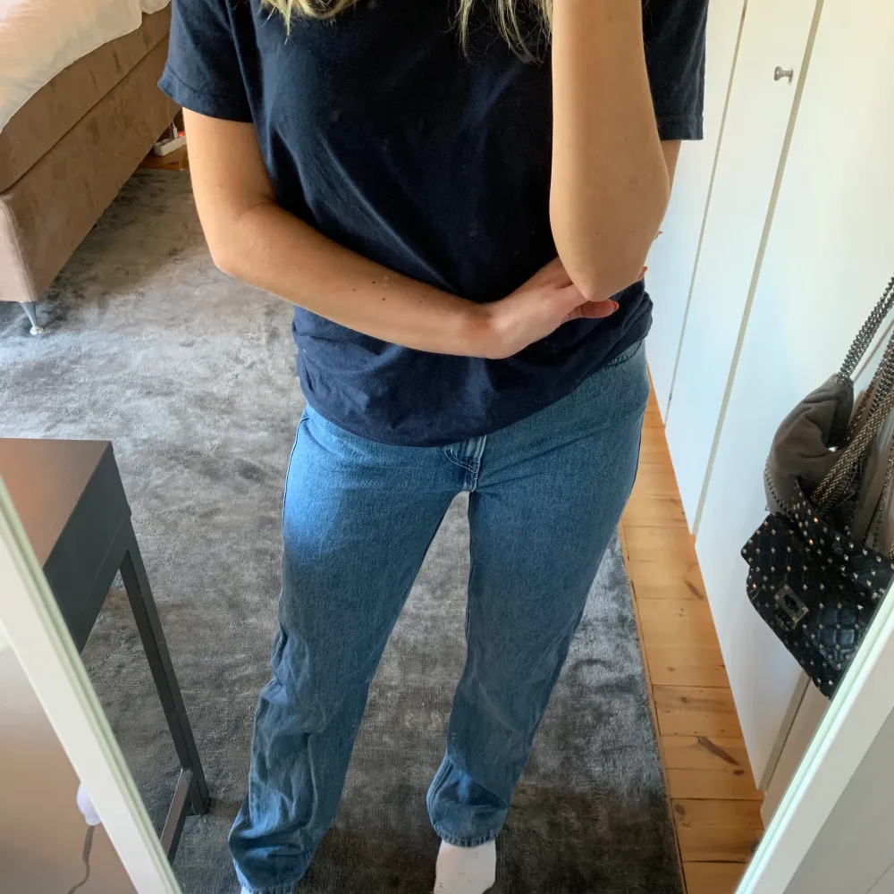 Säljer dessa blå jeans från weekday! Toppenskick men kommer knappt till användning. Storlek 28/32💖Köparen står för frakt😊. Jeans & Byxor.