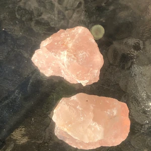 Rosenkvarts - 2 rosenkvatser, 50 kr styck. Kan både mötas upp i Karlskrona och skicka mot fraktkostnad❤️