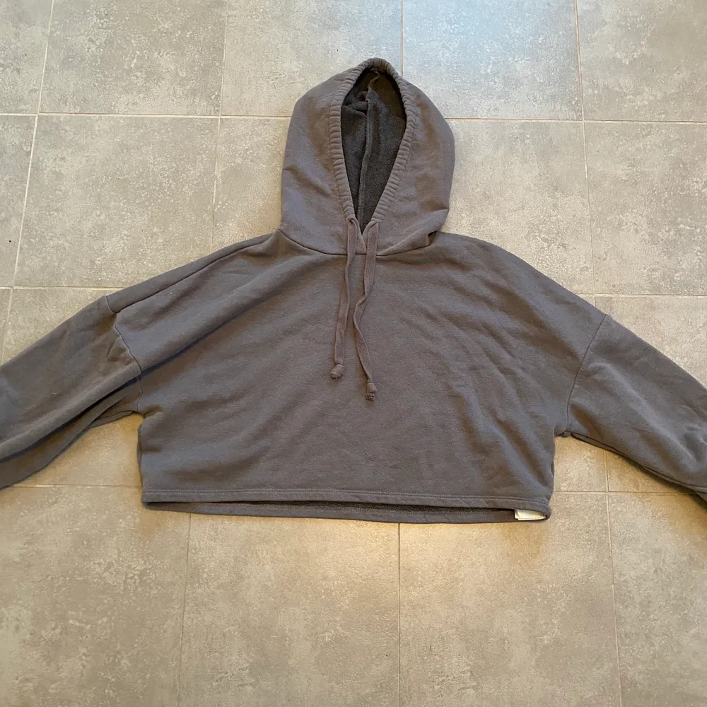 En mörk grå croppad hoodie från Gina tricot i stl M, helt oanvänd. Tröjor & Koftor.