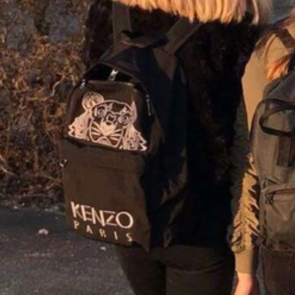 Slutsåld kenzo ryggsäck! Använd fåtal gånger, helt som ny. Köpt för 2500kr . Väskor.