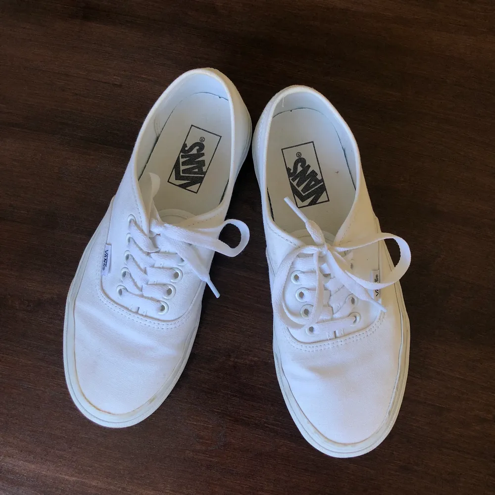 Vans Authentic true white. Knappt använda. Skor.