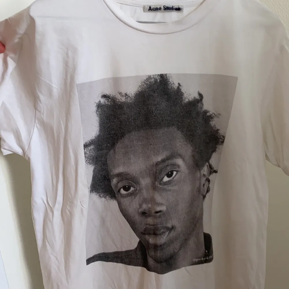 T-shirt från Acne Studios med tryck av Parker Hill. 100% bomull. Oversize fit.. T-shirts.