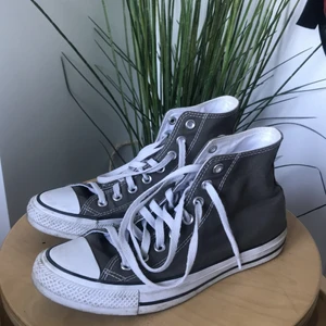 Brungrå converse - Säljer dessa brungråa converse i storlek 40 eftersom dem inte kommer till användning💕Skorna är i bra skick och knappt använda, köparen står för frakt🦋