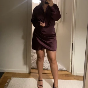 Klänning  - Klänning från Zara, använd i några få timmar. Storlek M, men passar även en S. Säljer för 250kr 