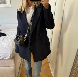 Rodebjer - En fin kavaj/kappa från rodebjer i nyskick! Orginalpris runt 3500 , storlek s 🥰