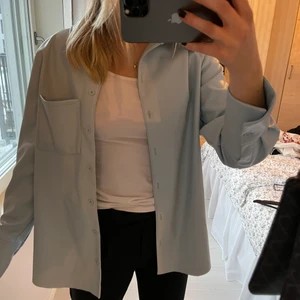 Blå skinn skjorta - Superfin ljusblå skjorta i läderimitation💙 Aldrig använd!!