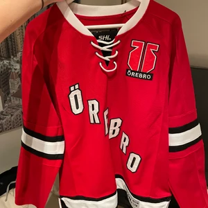 Örebro Hockey Jersey S/M - Äkta Jersey köpt på ÖHK❤️ 600kr nypris, använd bara en gång. 