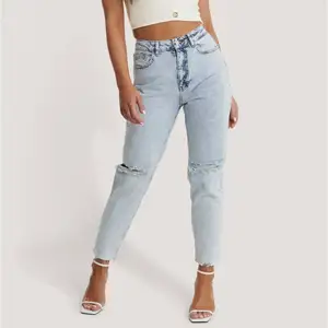 NAKD mom jeans med slitningar. Riktigt snygga, men är tyvärr förstora för mig. Är stl 36, men skulle vilja säga snarare 38. 💓 Köparen står för frakten.  