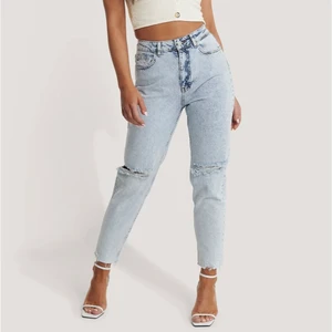 NAKD jeans - NAKD mom jeans med slitningar. Riktigt snygga, men är tyvärr förstora för mig. Är stl 36, men skulle vilja säga snarare 38. 💓 Köparen står för frakten.  