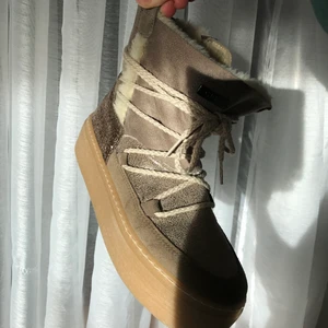  Vinterskor  - Skorna är i fint skick, då jag själv köpte de på en annons på Plick. Jag har inte använt de, då skorna har varit för små. Det är storlek 38 men passar även för storlek 37. Vid intresse hör av dig💕