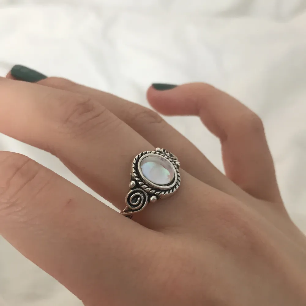 Säljer denna jättesnygga ringen med en ädelsten på men var tyvärr alldeles för stor för mig 😭 Köpt från SHEIN och är aldrig använd 💕. Accessoarer.