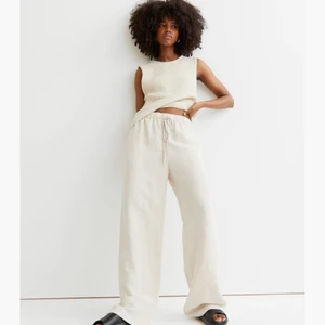 Linnebyxor - Säljer dessa snygga linnebyxor från Hm i storlek S som är slutsålda, säljer pga lite för stora i benen på mig som oftast har xs i byxor men sitter bra i längden och jag är 173 lång:)